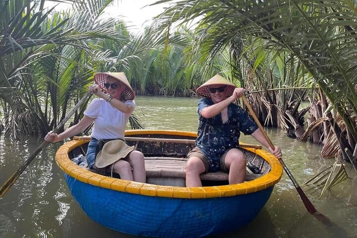 Dos mujeres están remando un bote en el agua