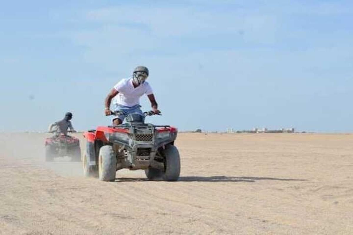 due persone in quad nel deserto