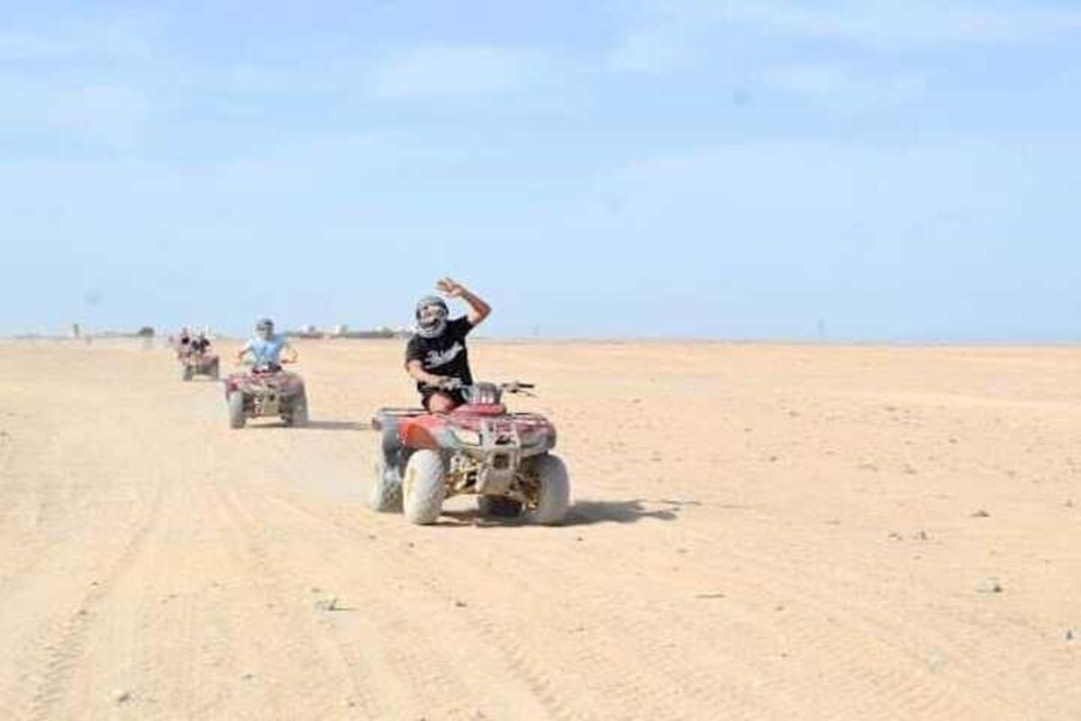 egy csoport ember ATV-zik a sivatagban