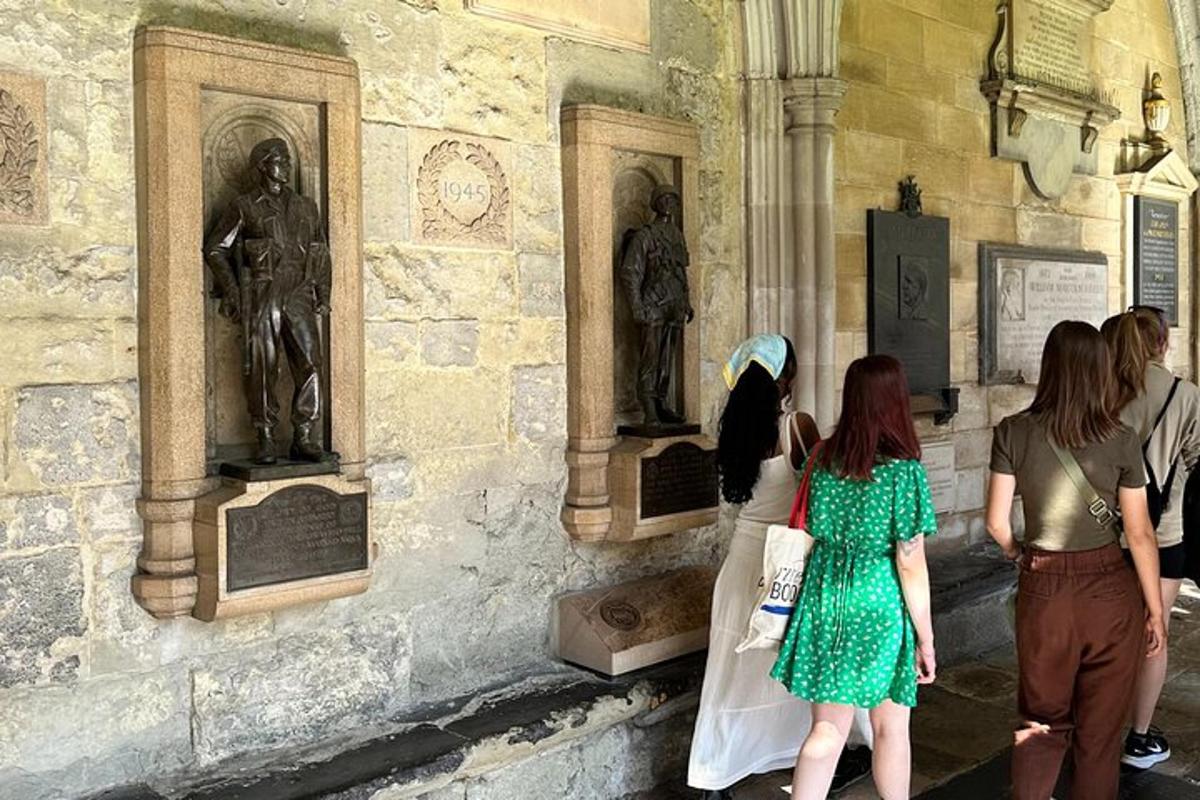 skupina ľudí pozerajúca sa na sochy v budove