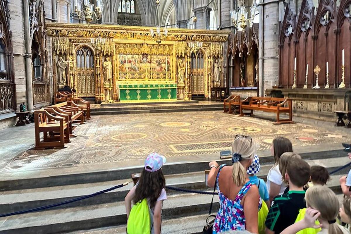 en gruppe mennesker, der står i en katedral
