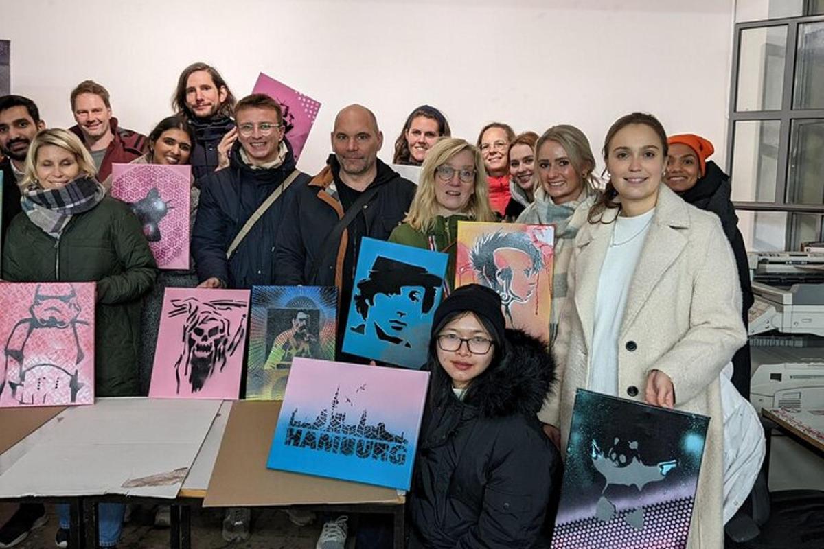 skupina lidí pózujících pro fotografii se svými knihami