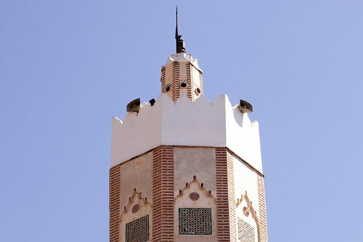 un campanile di una chiesa con un cielo azzurro sullo sfondo