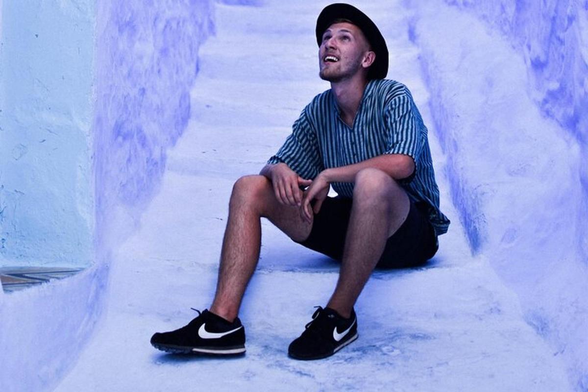mees istub rulapargis põrandal