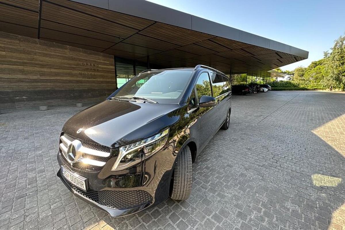 hoone ees pargitud auto