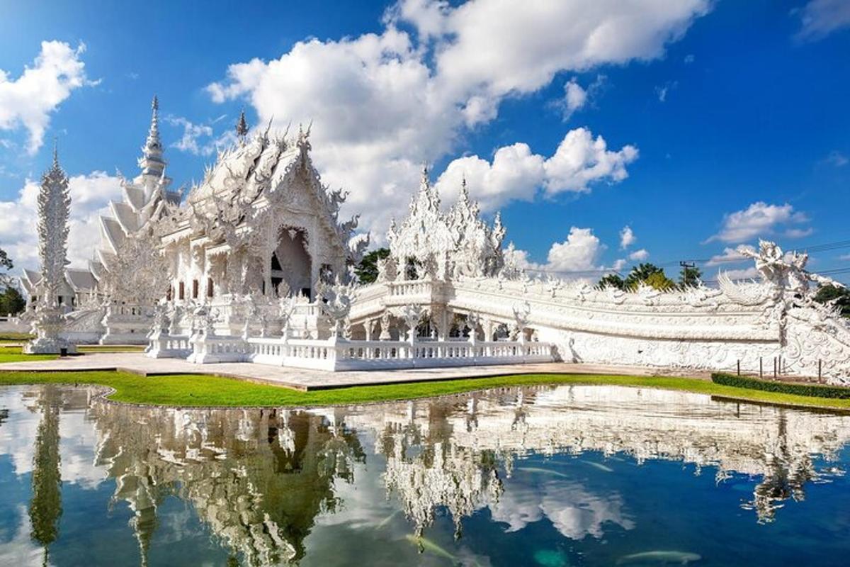 một ngôi đền màu trắng với hình ảnh phản chiếu trong nước
