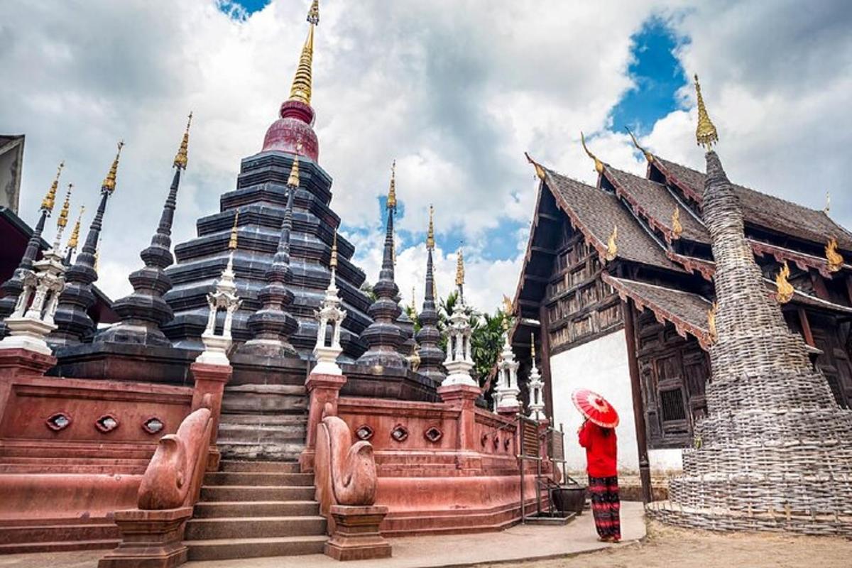 một người đang đứng trước một ngôi đền