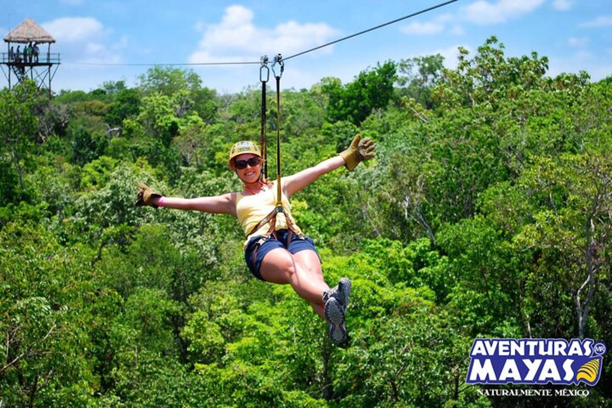 ženska visi na ziplineu