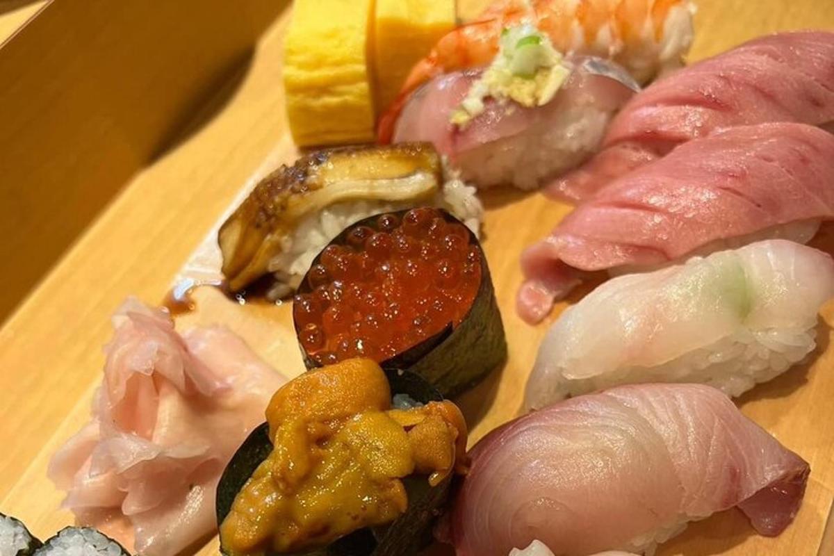 sekumpulan sushi di atas dulang kayu