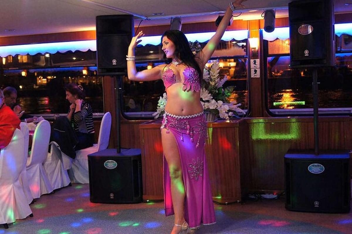 Kona í fjólubláum kjól dansar á bar