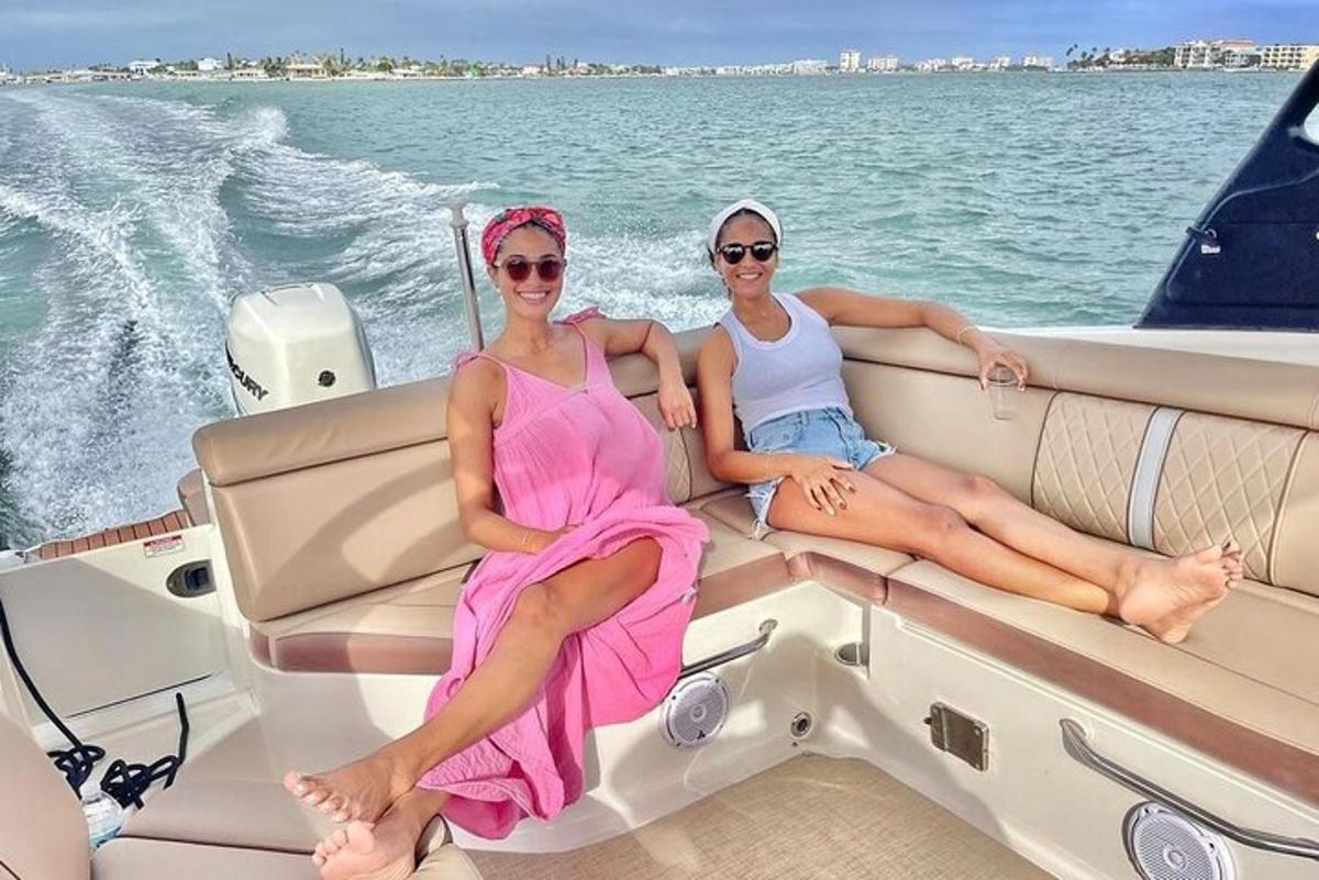 dos mujeres sentadas en la parte trasera de un barco