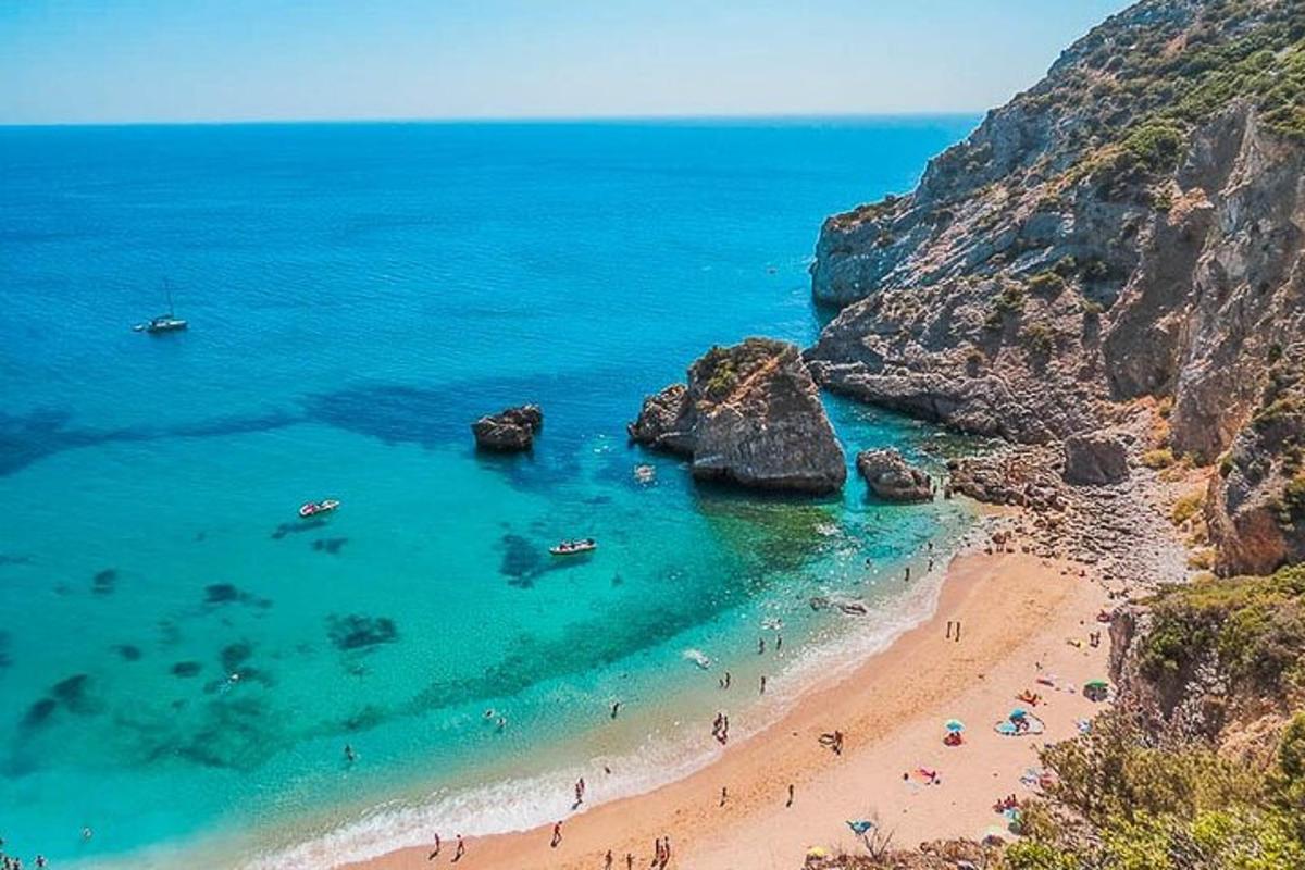 una spiaggia con un sacco di gente in acqua