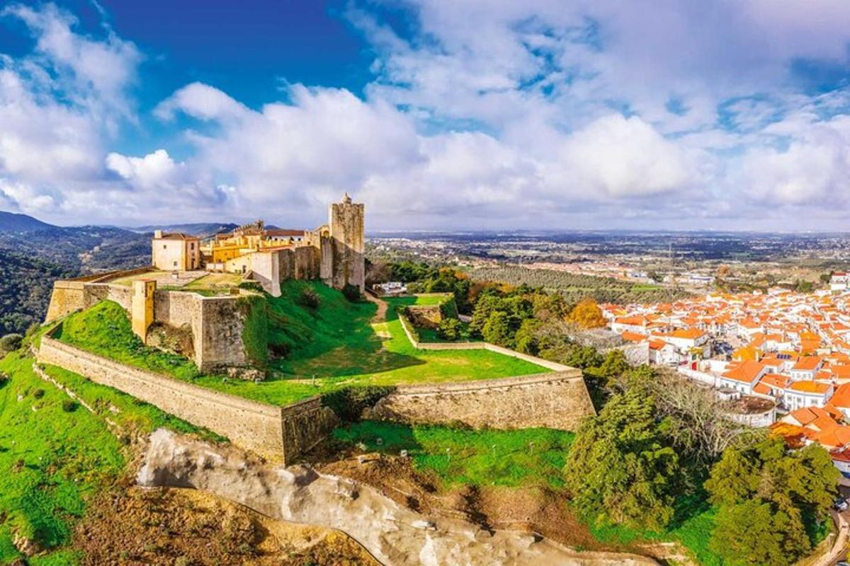 un vecchio castello in cima a una collina