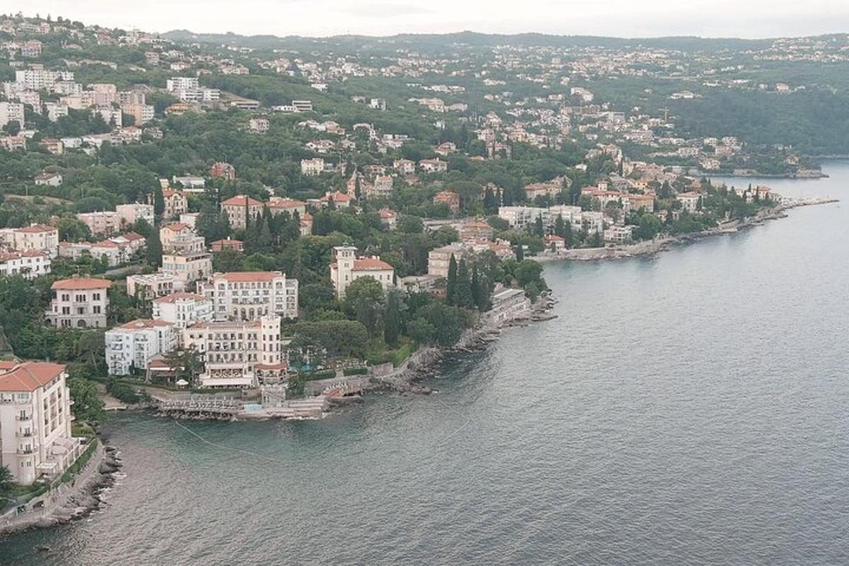 μια εναέρια άποψη μιας πόλης στο νερό
