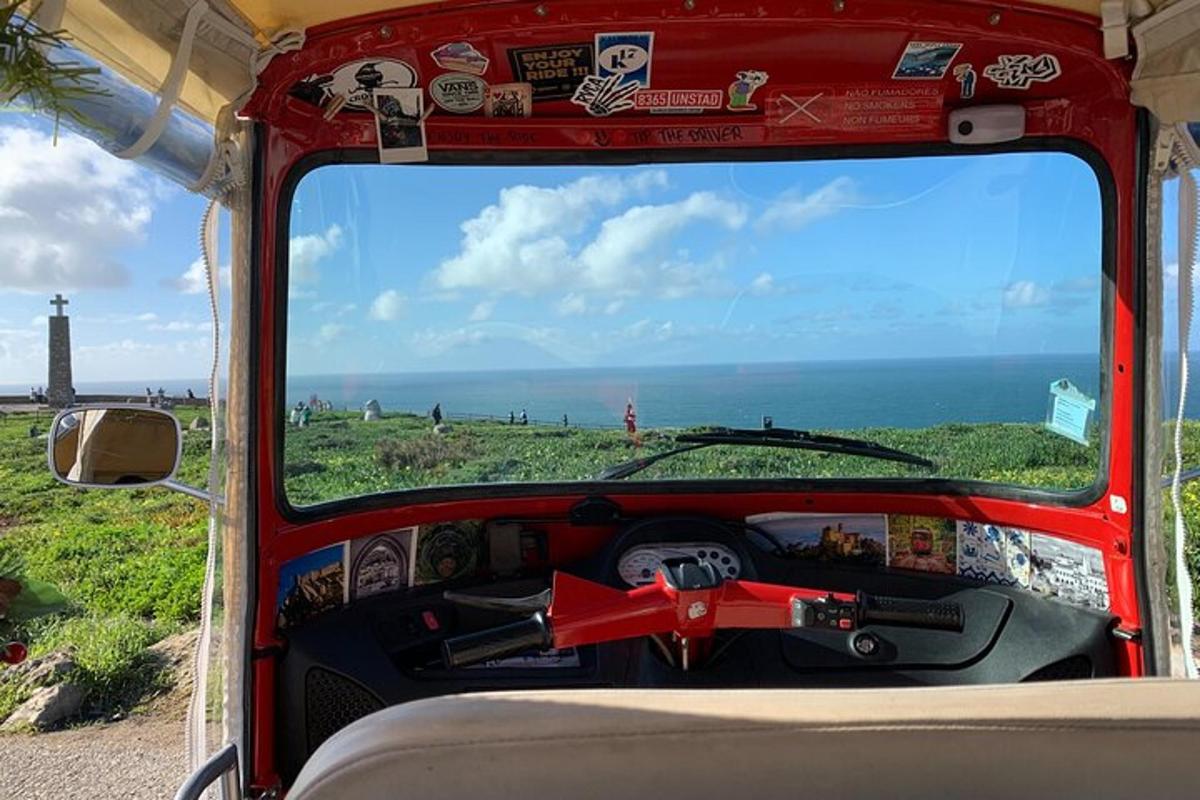 ein Blick auf das Meer aus dem Inneren eines Fahrzeugs