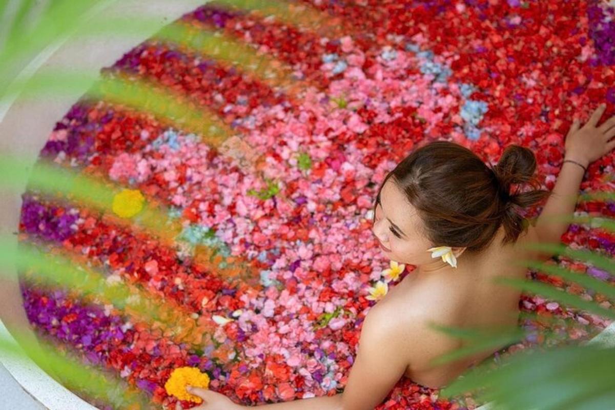 una giovane ragazza sdraiata su una pila di perline colorate