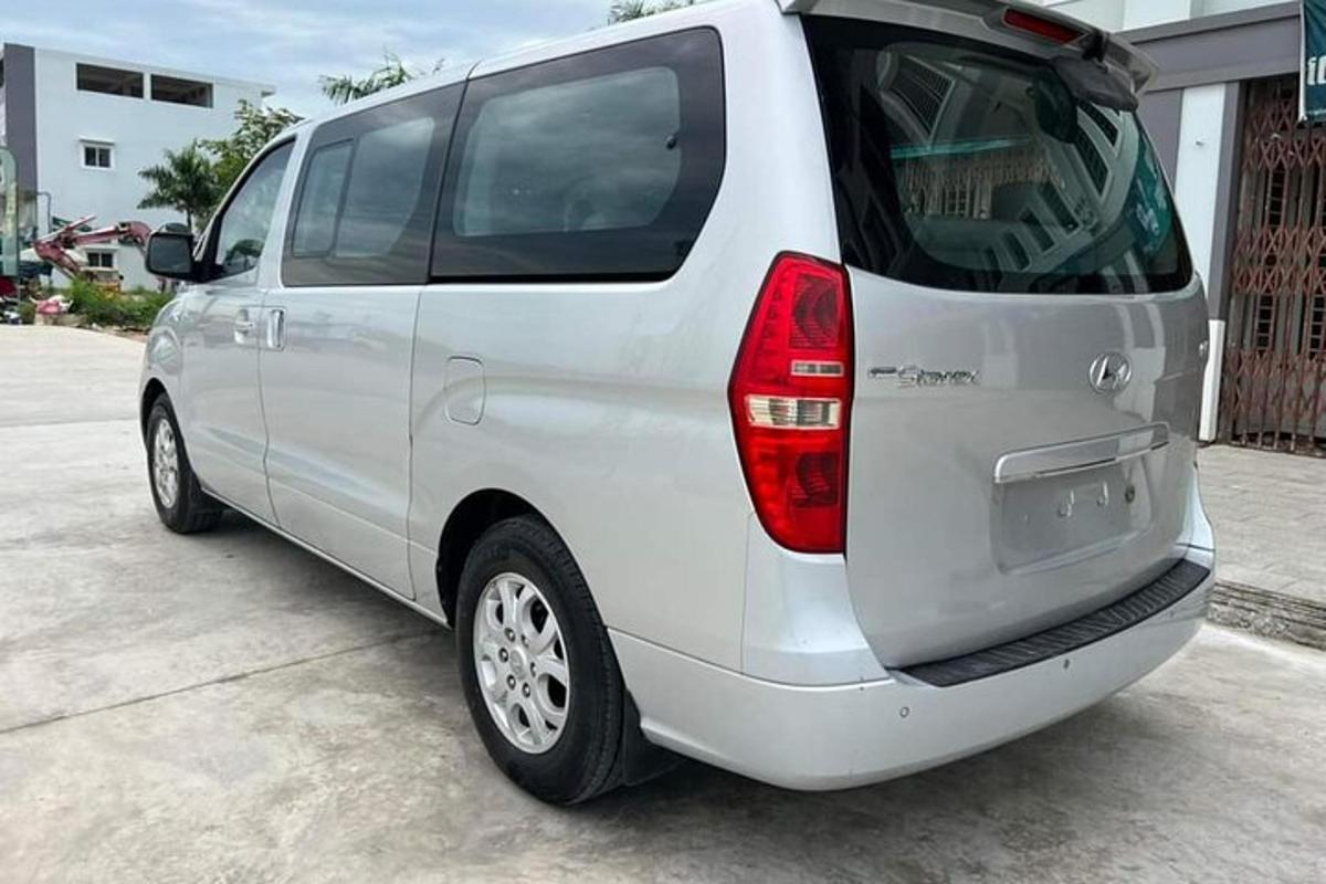biely minivan zaparkovaný na parkovisku