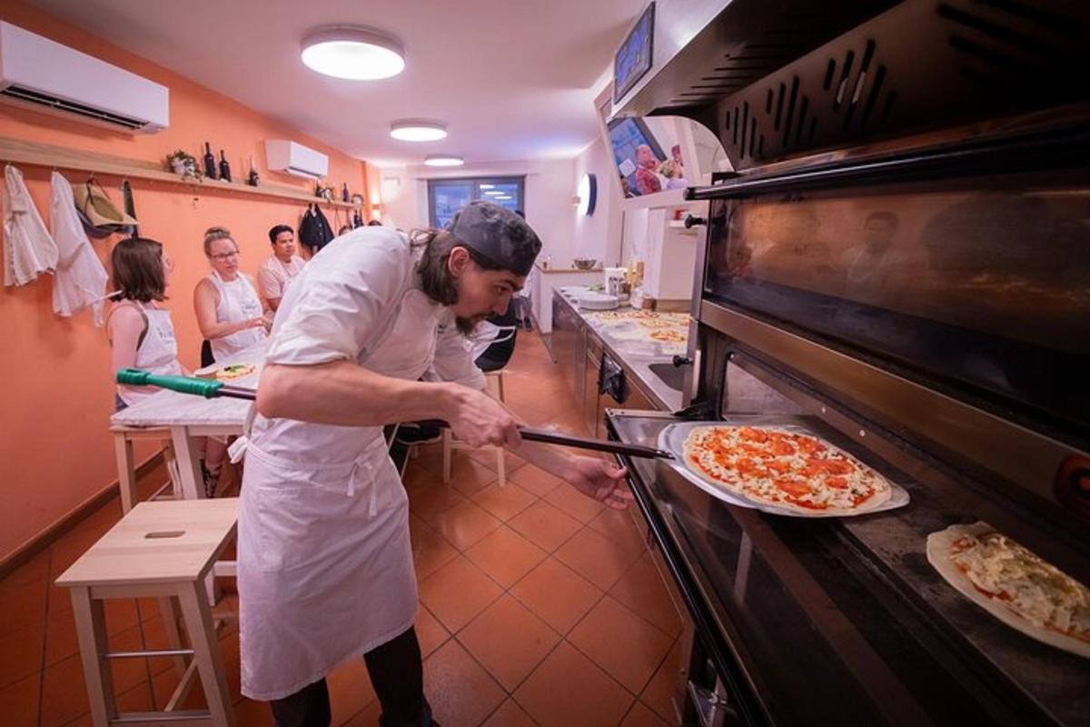 o femeie care scoate o pizza din cuptor