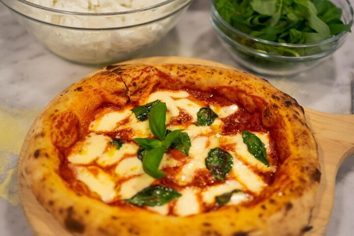una pizza sobre una taula de tallar de fusta