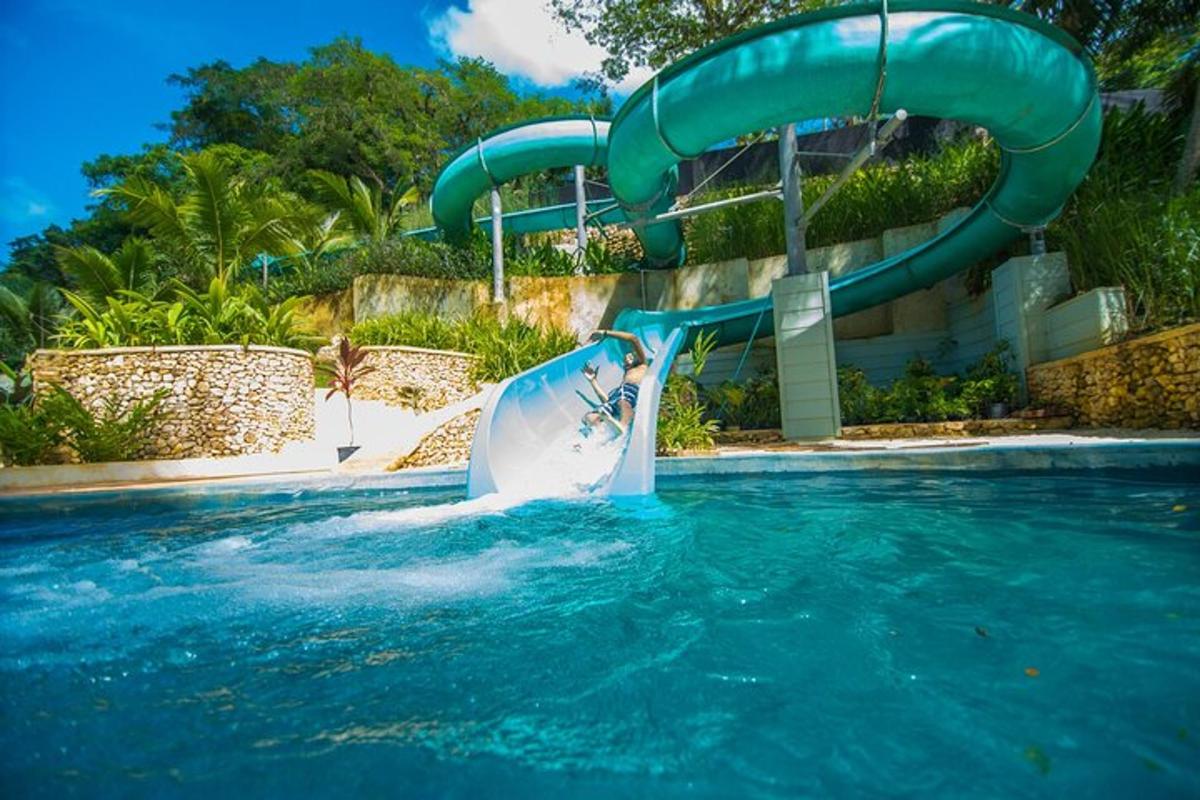 un tobogan cu apă într-o piscină
