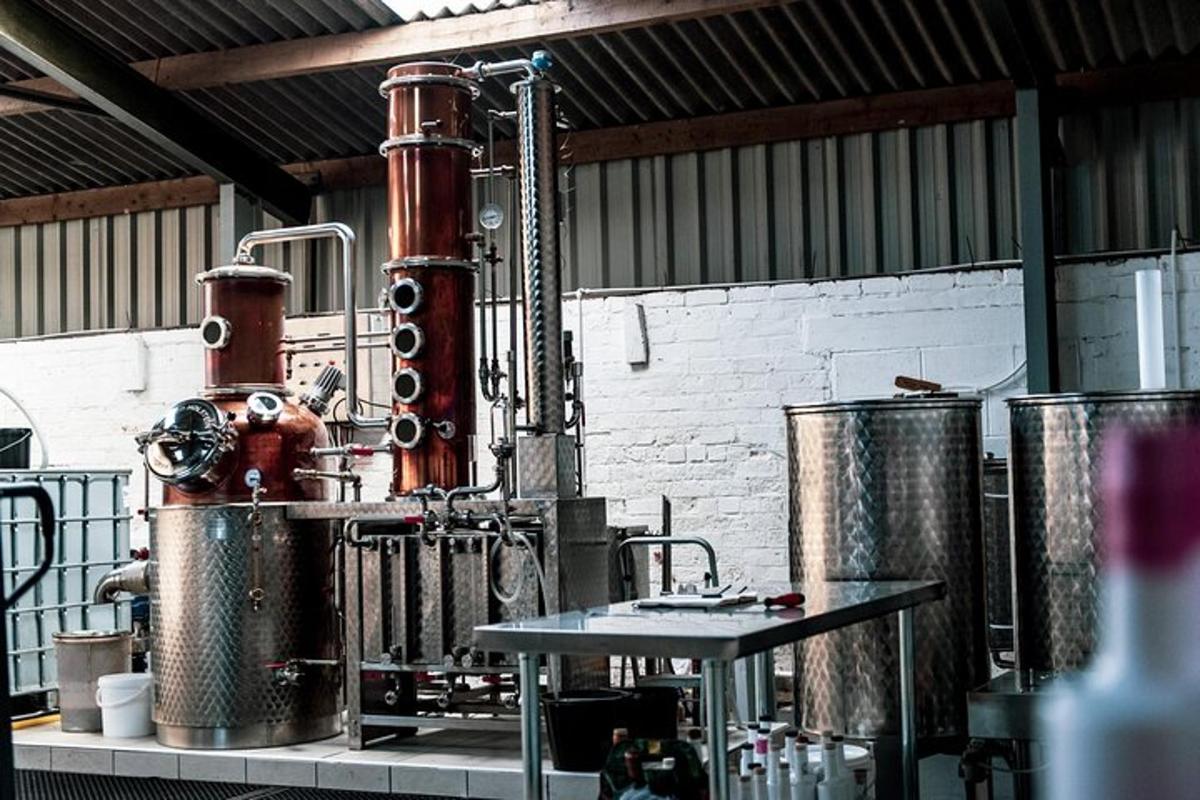 bir binada büyük bir makineye sahip bir bira fabrikası