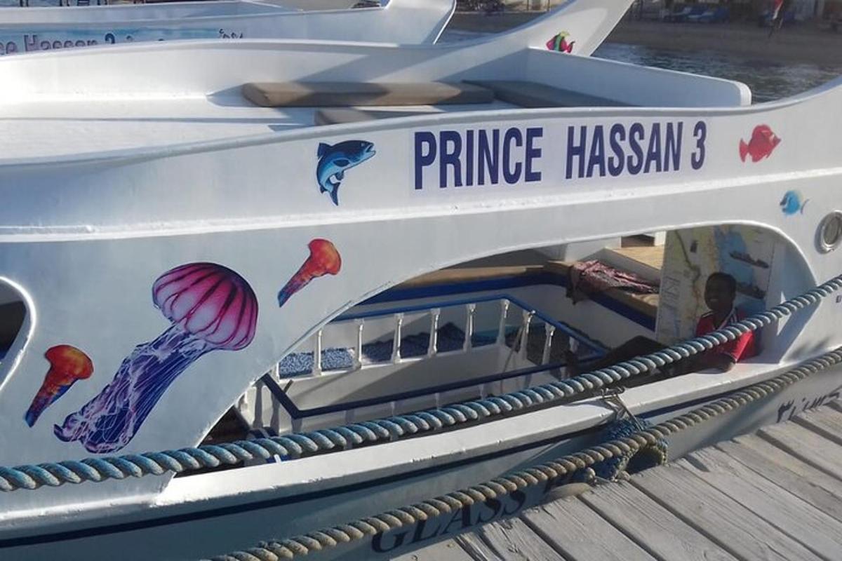 loď s cedulí s nápisem princ havajský