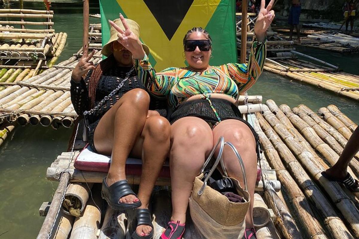 dos personas sentadas en una balsa en el agua