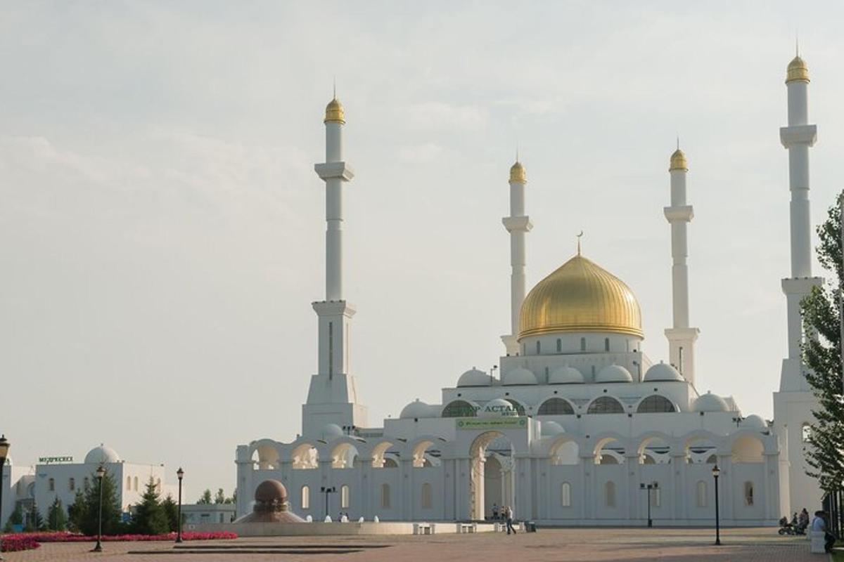uma mesquita com uma cúpula dourada no topo