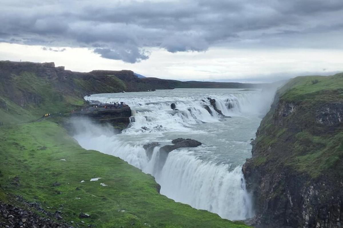 una gran cascada al mig d'un riu