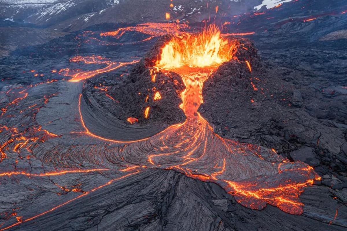 una vista aerea di un vulcano con il fuoco