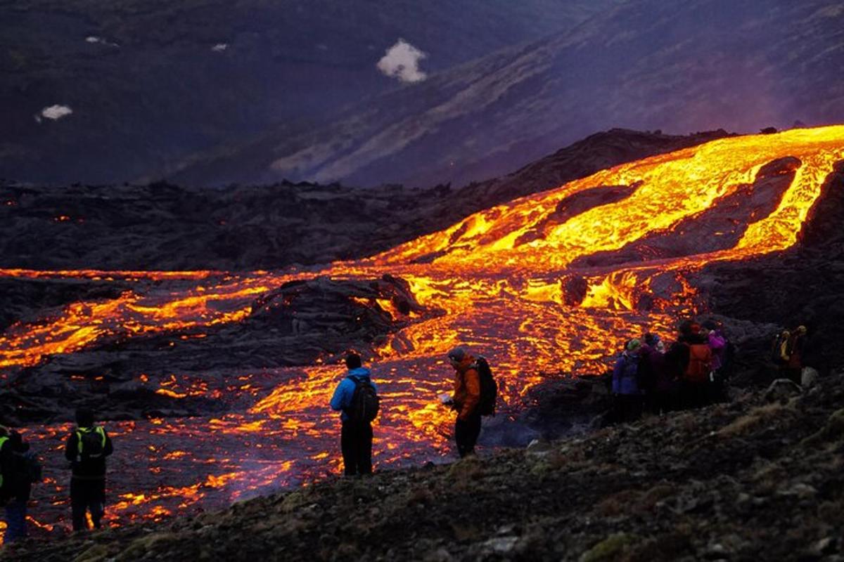 un gruppo di persone in piedi sul fianco di una montagna