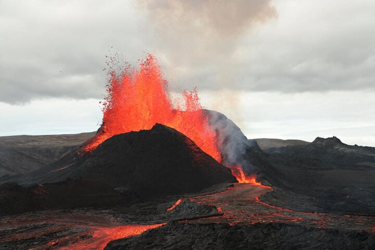 um vulcão com lava vermelha jorrando
