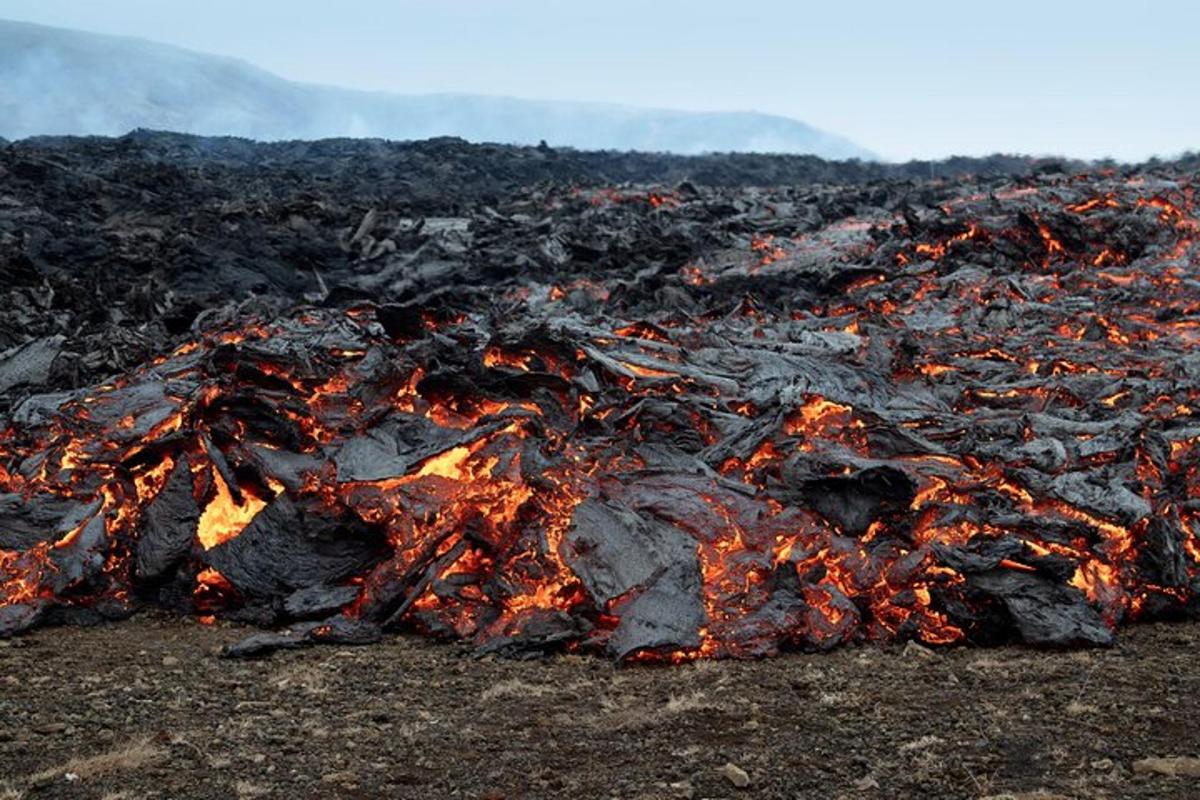 un grande mucchio di fuoco a terra