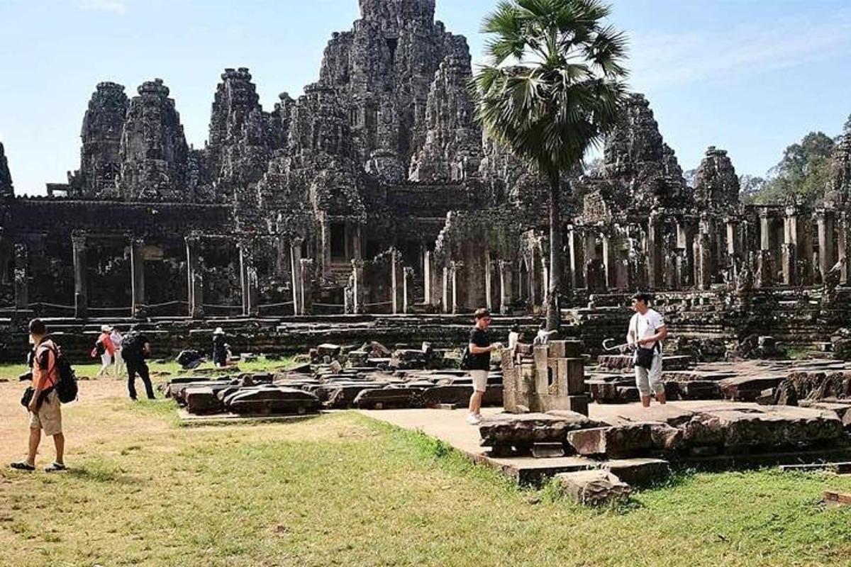 sekumpulan orang berdiri di hadapan kuil