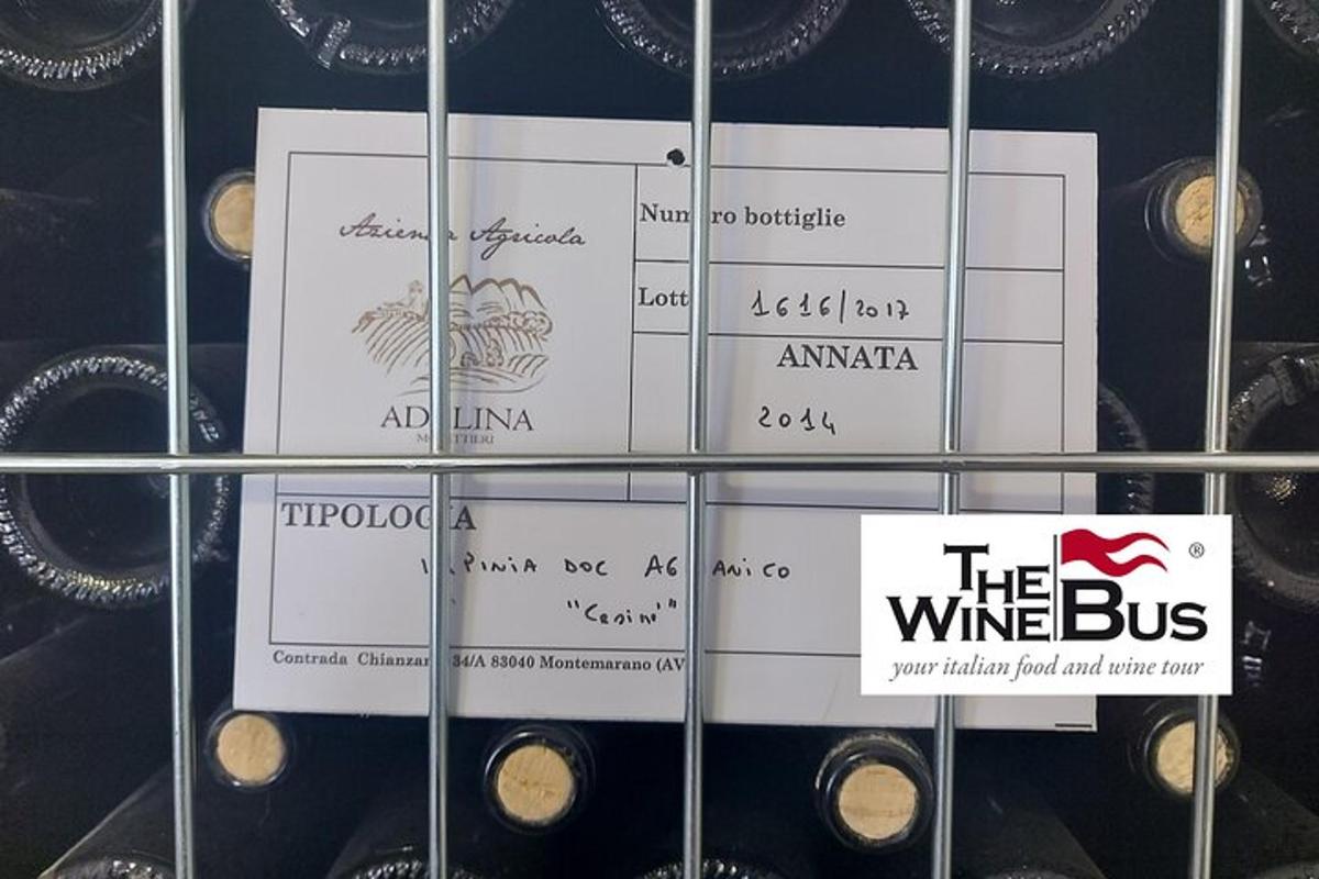 una porta a vetri con bottiglie di vino e cartelli sopra