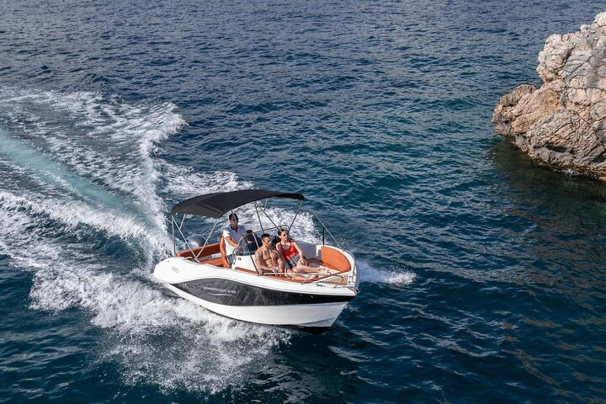 um grupo de pessoas em um barco na água