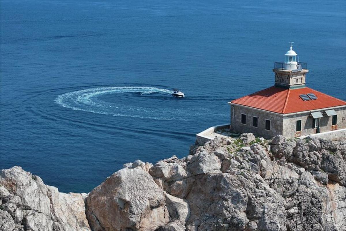 um farol na beira de um penhasco