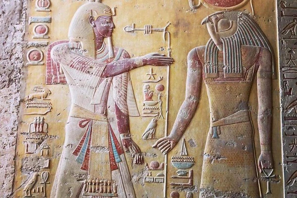 un dipinto murale di Anubi esposto in un museo