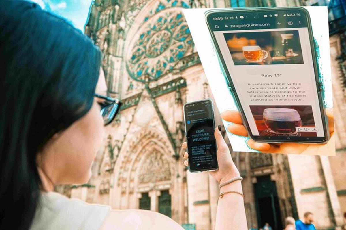 o femeie care ține un telefon mobil în fața unei clădiri