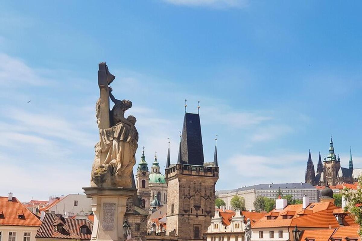 o statuie în fața unui oraș cu clădiri