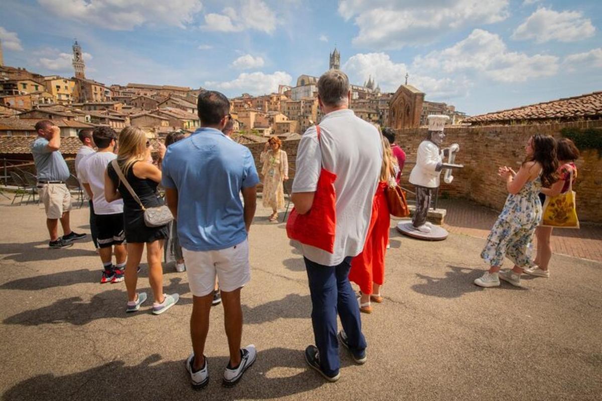um grupo de pessoas paradas olhando a cidade