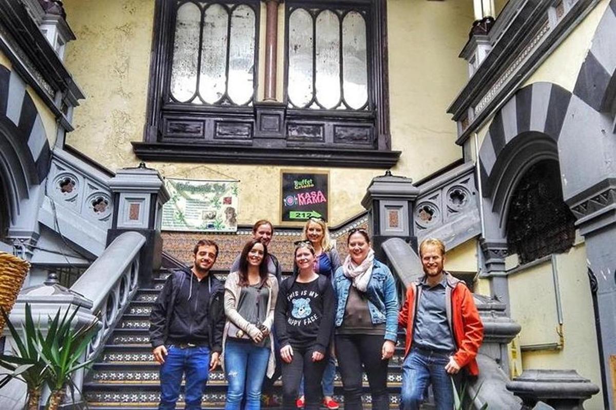 un gruppo di persone in piedi davanti a un edificio