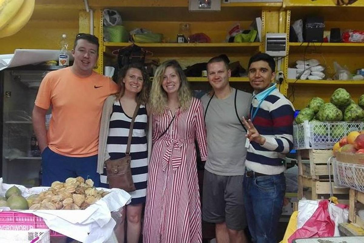Un grupo de personas posando para una foto en una tienda de comestibles.