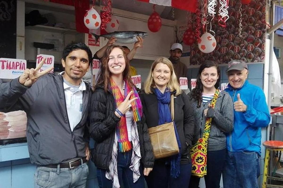 Un grupo de personas posando para una foto en una tienda.