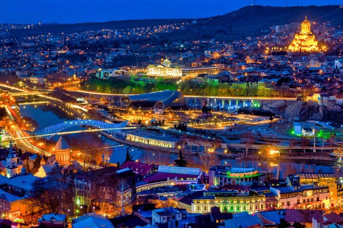 gece bir şehrin görünümü
