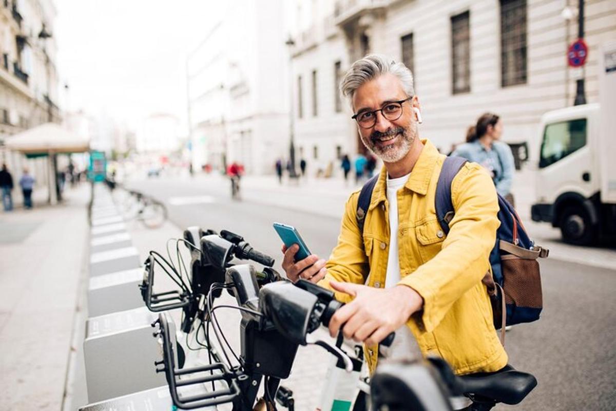 un homme faisant du vélo tout en regardant un téléphone portable