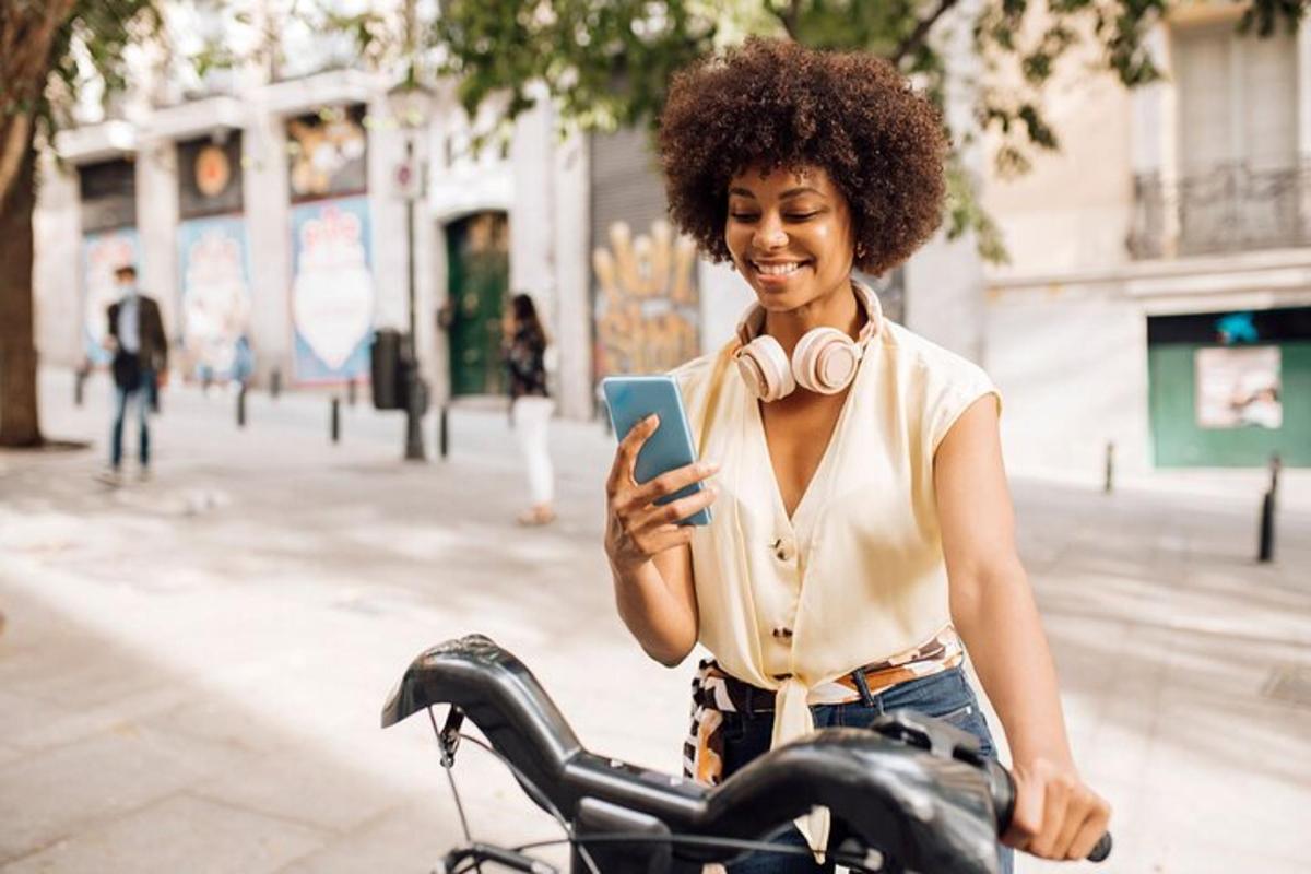 une femme faisant du vélo tout en regardant son téléphone portable