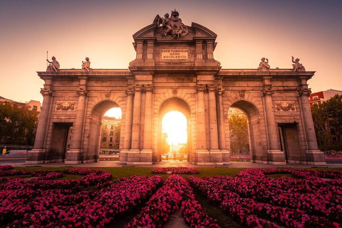 un grand bâtiment avec des fleurs roses devant