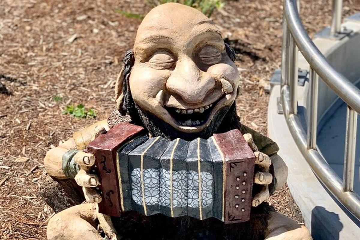 una statua di un uomo che tiene in mano una fisarmonica