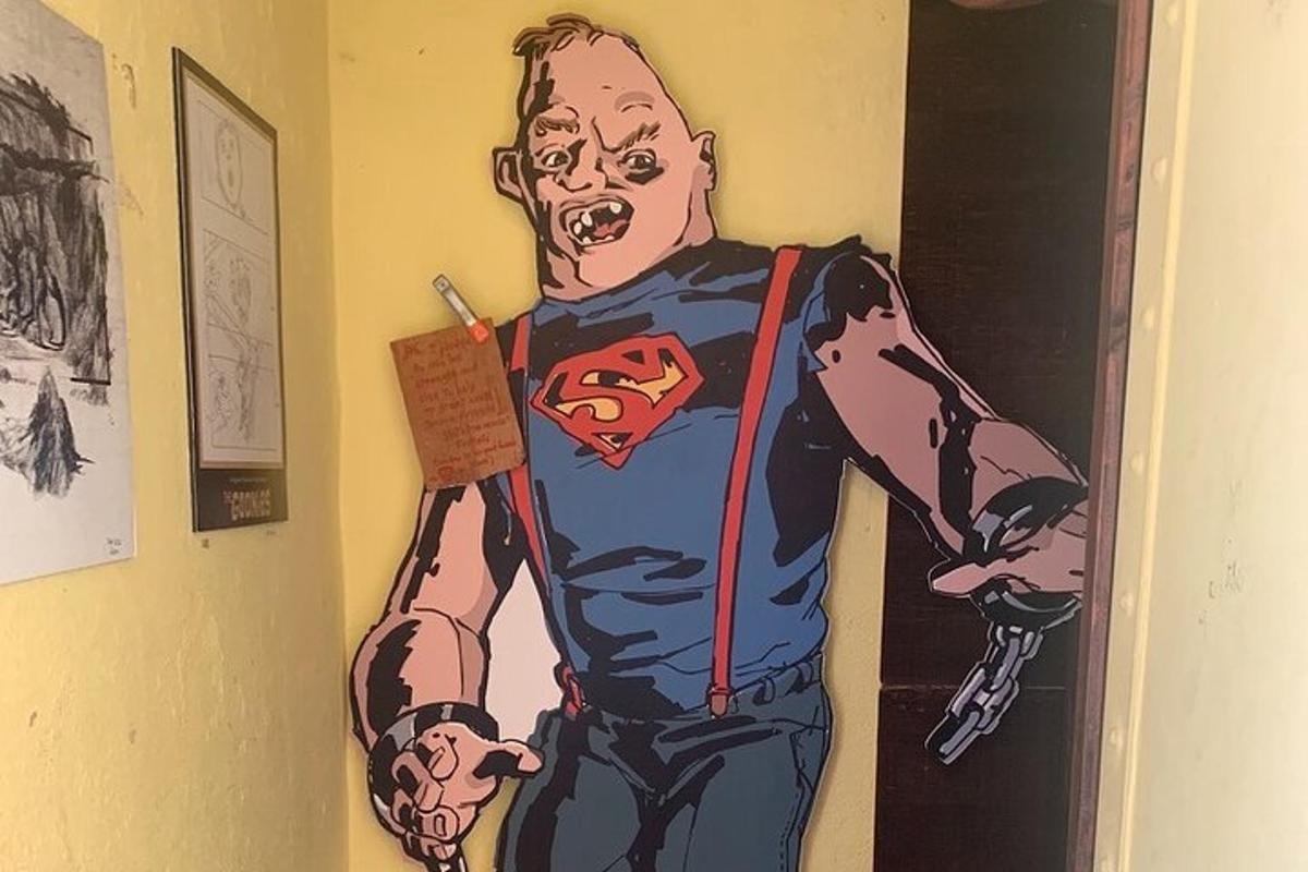 obraz superhrdiny na zdi